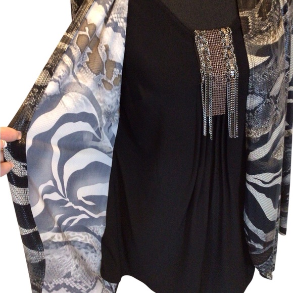 Frank Lyman Design Women’s Top Size 6 Black Gray Animal Print 2-in-1 Blouse - Picture 7 of 9